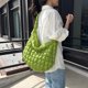 thumbnail image 2 of Bolso cruzado acolchado para mujer, bandolera plisada con burbujas y nube, grande, de diseñador, fruncido, 2023, 2 of 4