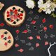 thumbnail image 4 of 96 piezas de 4 estilos de dijes de naipes, dijes de póker a granel, dijes de aleación de esmalte, corazón, rombo, flor de ciruelo, lindos dijes rojos y negros, 4 of 6