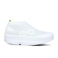 thumbnail image 2 of Zapato de recuperación OOFOS Omega Chukka para mujer, talla 9.5, color blanco, 2 of 7