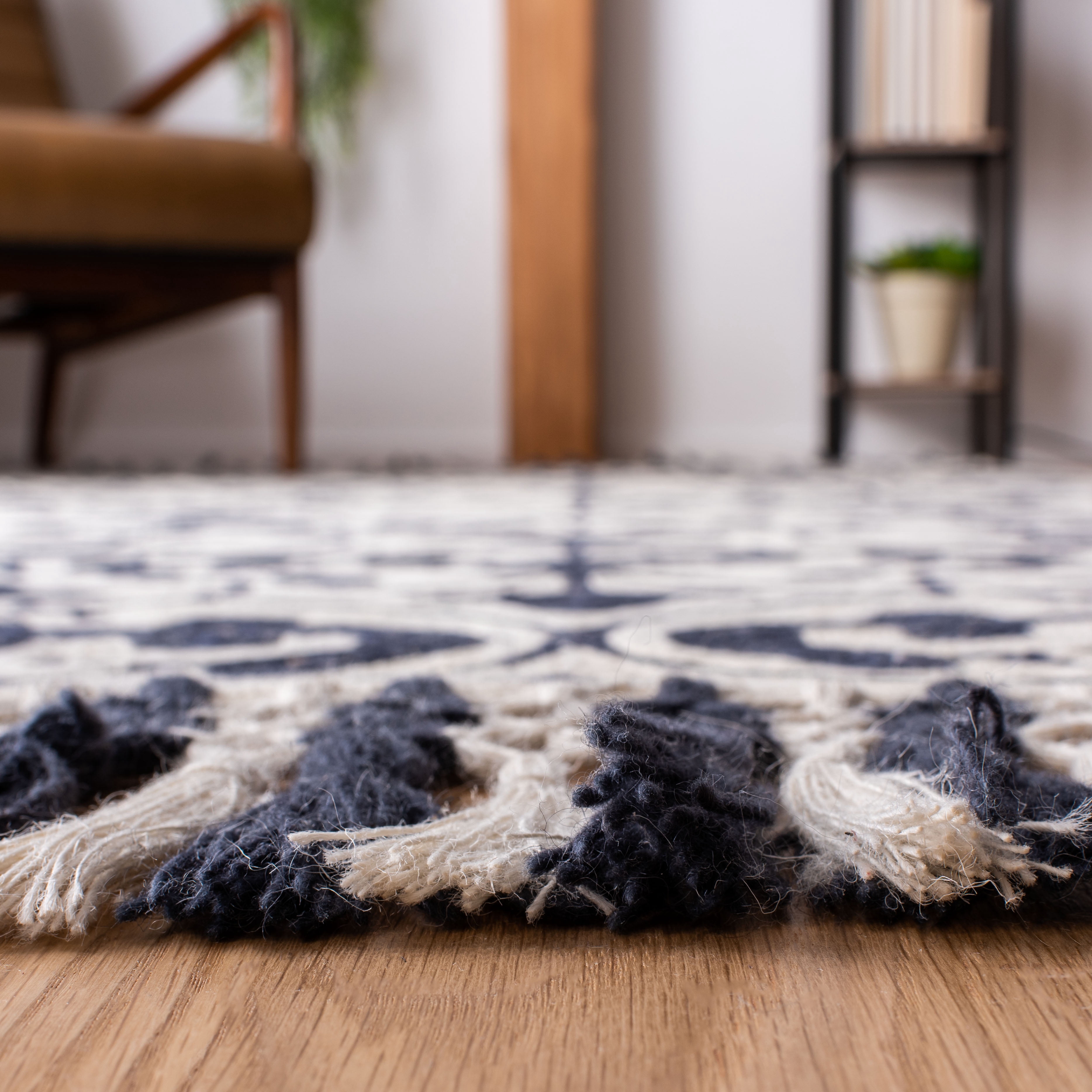 SAFAVIEH Sahara Catriona Geometric Trellis Area Rug, Navy/Ivory, 5' x 8'