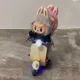thumbnail image 4 of Colgante hecho a mano de Labubu Motocicleta eléctrica de Labubu Muñeca de 17 cm Ropa linda de 17 cm Zapatos de lona de Labubu Gafas de 17 cm de Labubu, 4 of 5