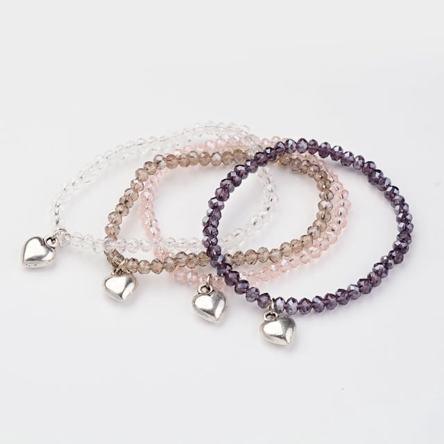 Pulseras elásticas de 5 piezas con cuentas de vidrio, adornadas con dijes de corazón de aleación, en colores surtidos.