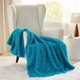 thumbnail image 2 of Manta Bedsure GentleSoft para cama doble, 168 x 229 cm, color verde azulado, 2 of 9