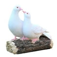 thumbnail image 4 of Estatua de pareja de palomas sobre un tocón de , adorno de pájaro para jardín, decoración artística, artesanía de resina única para sala de estar, 4 of 8
