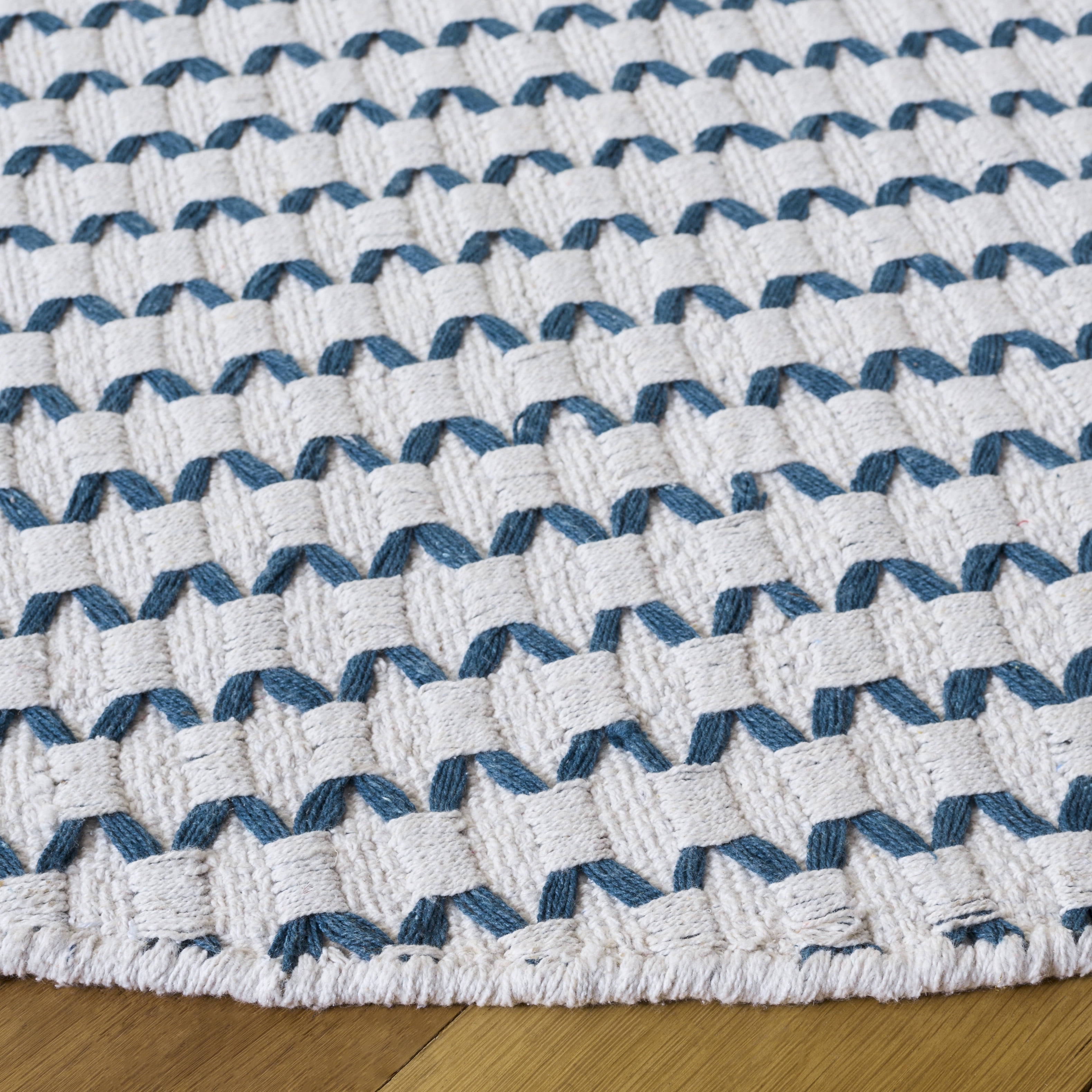 Safavieh Cape Cod Rowina Wavy Striped Area Rug, Ivory/Teal, 6' x 6' Round