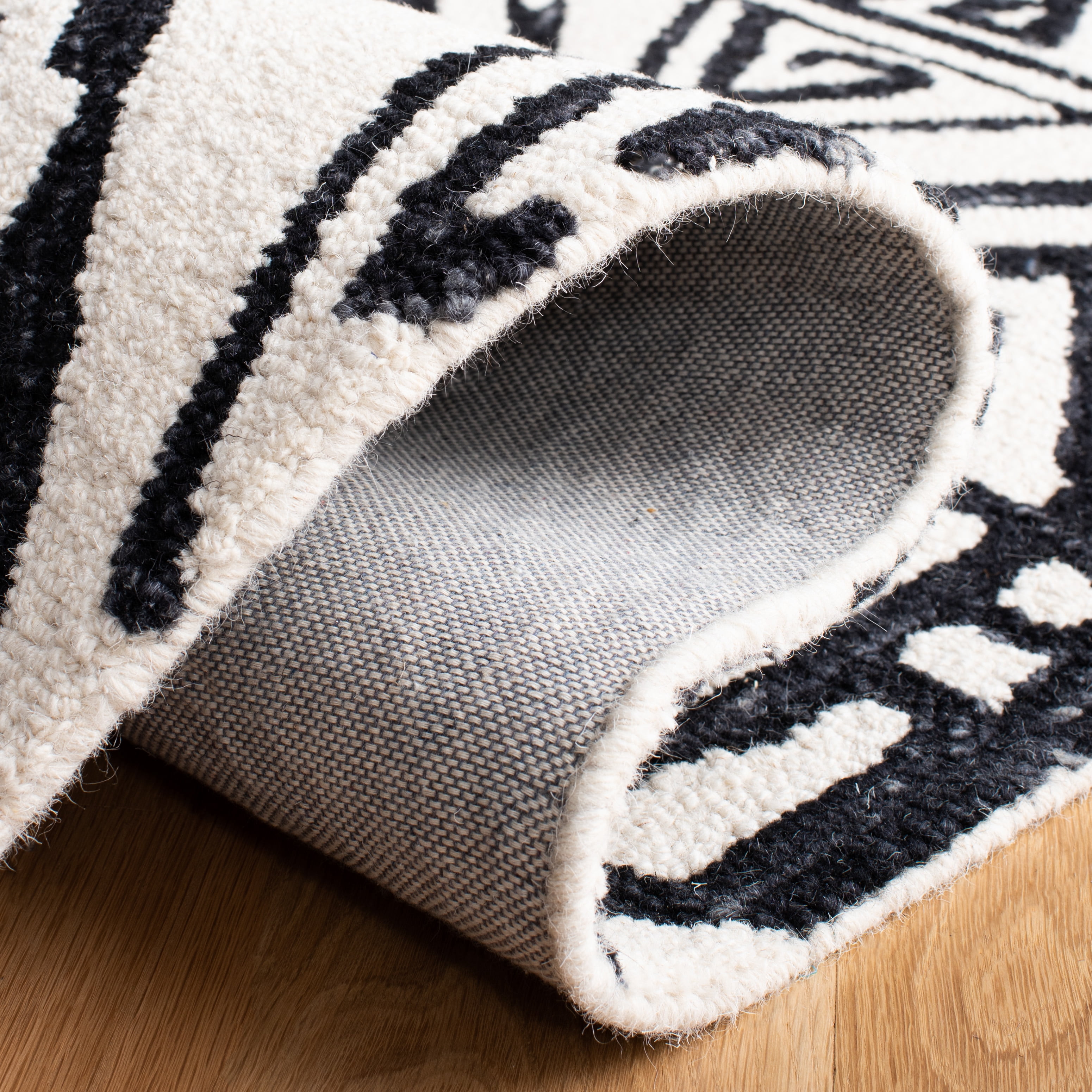 SAFAVIEH Metro Peronel Diamond Area Rug, Black/Ivory, 6' x 6' Square