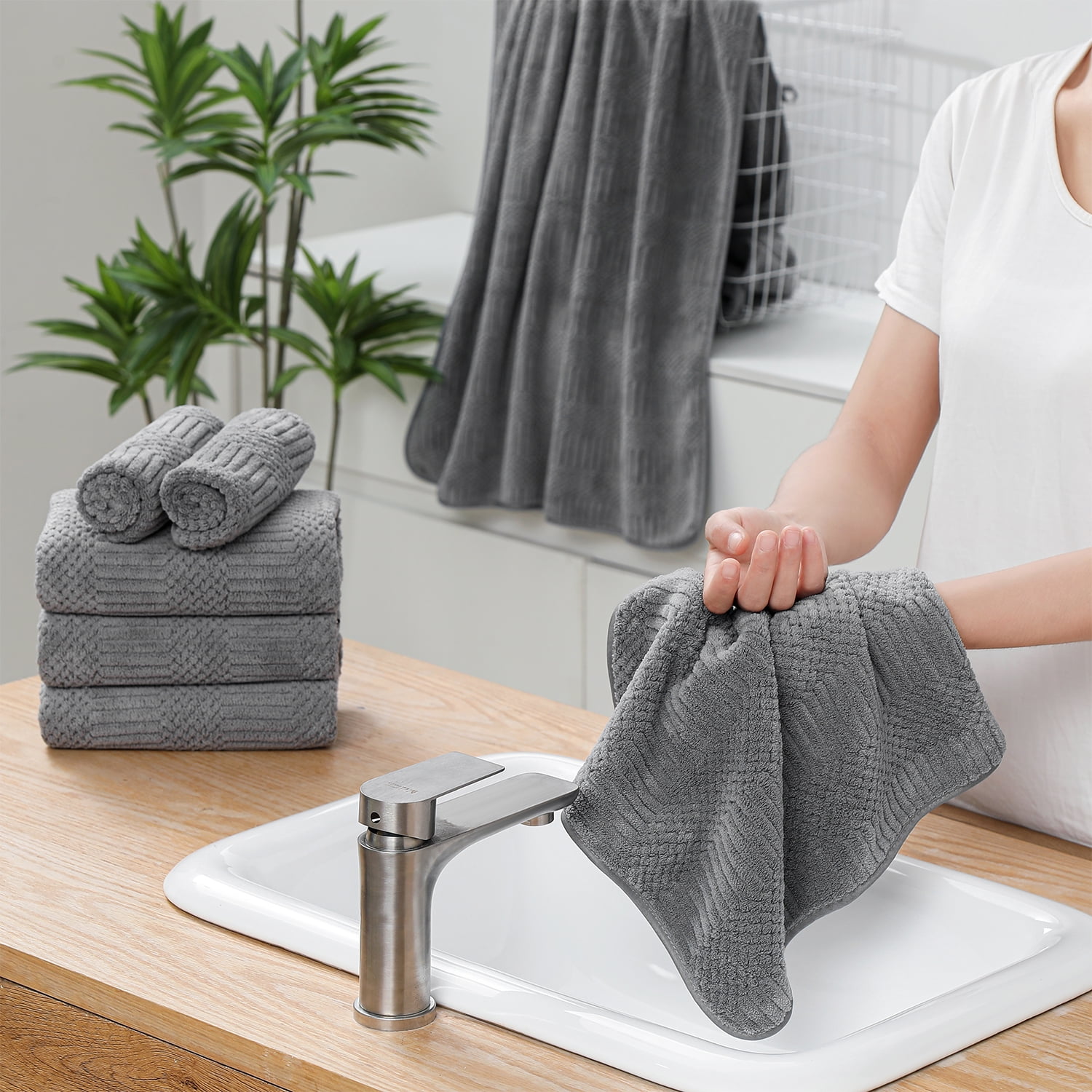 Beartech 8 Piece Microfiber Bath Towel Set,700GSM Quick Dry & Less Lint, 2 Oversized Bath Towels, 2 Towels & 4 Washcloths,Highly Absorbent,Ultra Soft Shower Towel For Bathroom Hotel-Dark Gray