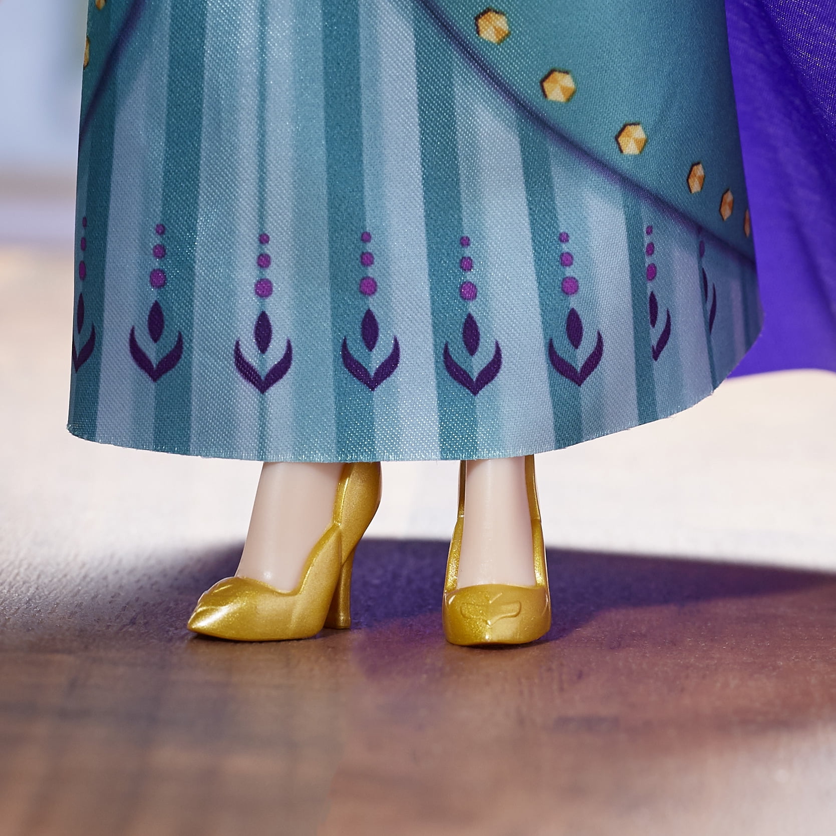 Disney's Frozen 2 Queen Anna Shimmer Fashion Doll, Removable Clothes and Accessories