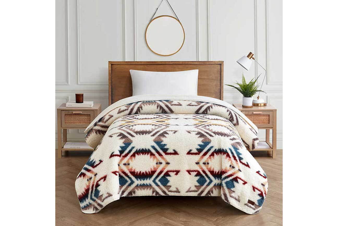 Pendleton Sherpa Fleece Machine Washable Blanket, White Sands Beige
