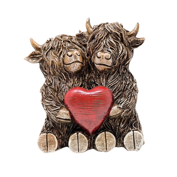 Highland Cow Couple Figurine Holding Heart – Rustic Resin Highland Cow Statue, Romantic Farmhouse Tabletop Shelf Home Decor - Adorable Animal Lovers Gift for Anniversary, Wedding, Valentine’s Day