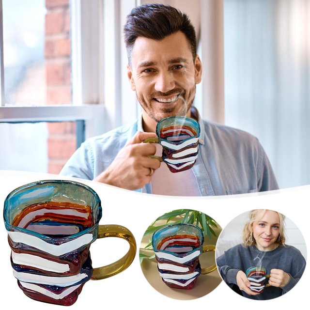 Taza de vidrio pintada a mano con temática de estantería. Vaso para beber con temática de libros.