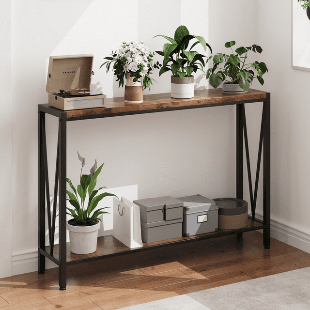 caztoi mesa consola de 109 cm, mesa de entrada industrial de 2 niveles: vista frontal centrada de mesa estrecha de 109 cm con tablero color roble y estructura de metal negro mate; diseño abierto de dos niveles con estante inferior usado para cajas y macetas, profundidad 25 cm (9.8 in) ideal para colocar detrás de sofá o en pasillo estrecho, montaje sencillo.