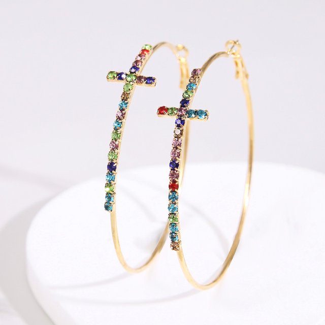 Joyería Cruz dorada Diamante Pendiente simple Personalidad Pendientes de círculo exagerado Pendientes femeninos Uso versátil Estilo minimalista