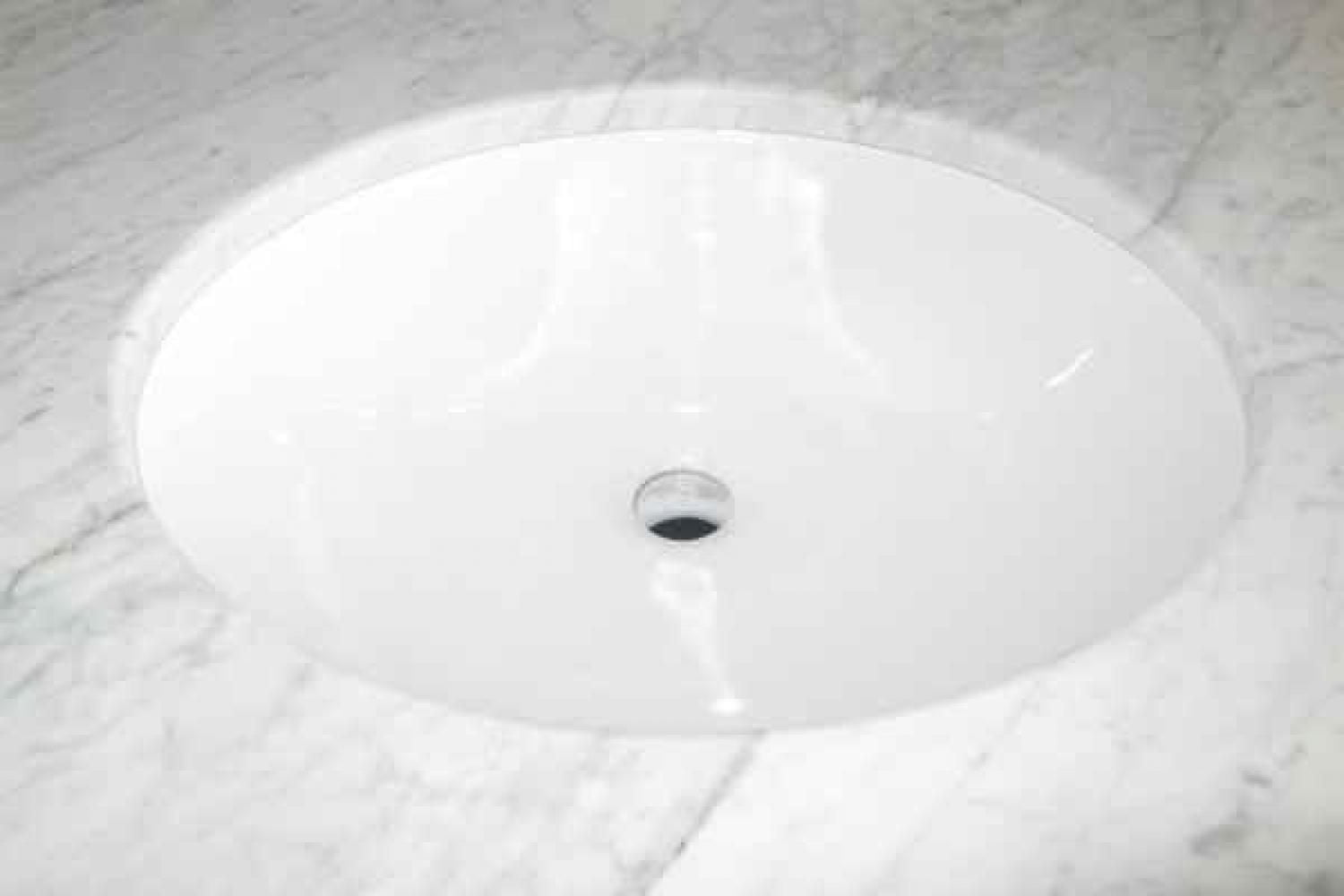 Imaginations américaines 19,375 pouces. L 15,75 pouces Lavabo de salle de bain sous plan ovale certifié CUPC de couleur blanche