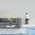 thumbnail image 2 of Figura decorativa de loro con flores y hojas de metal. Adorno de resina con base estable. Ideal para escritorio, estante, mesa, armario o como regalo., 2 of 8