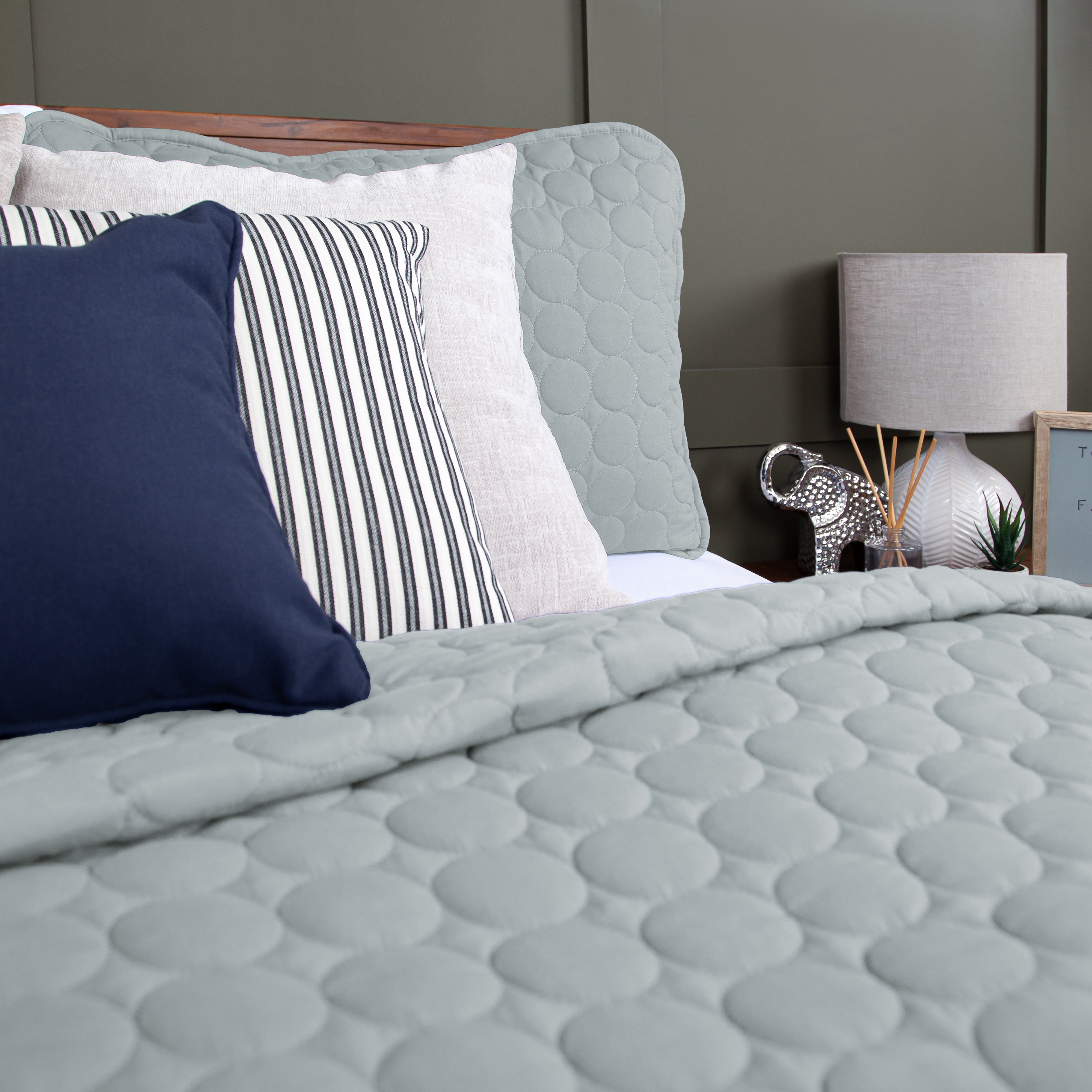 Southshore Fine Linens Oversized Quilt Bedding Set lightweight, soft coverlet bedspread 3-Piece with two matching shams, Blue, Full / Queen