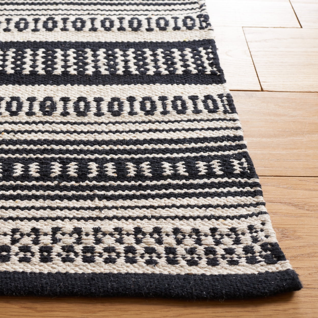 SAFAVIEH Montauk Joanna Striped Cotton Area Rug, Black/Ivory, 8' x 10'