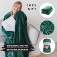 thumbnail image 3 of Manta portátil Super Blanky Forest Green para mujeres y hombres, 3 of 8