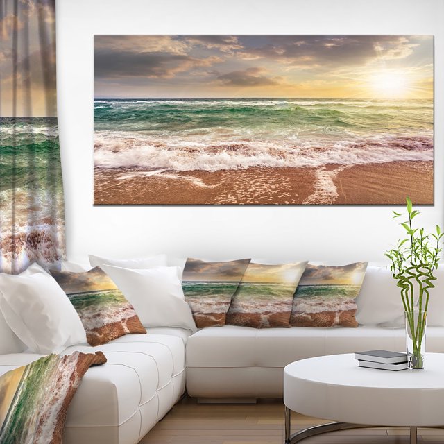 Plage de Sable Lavée par les Vagues