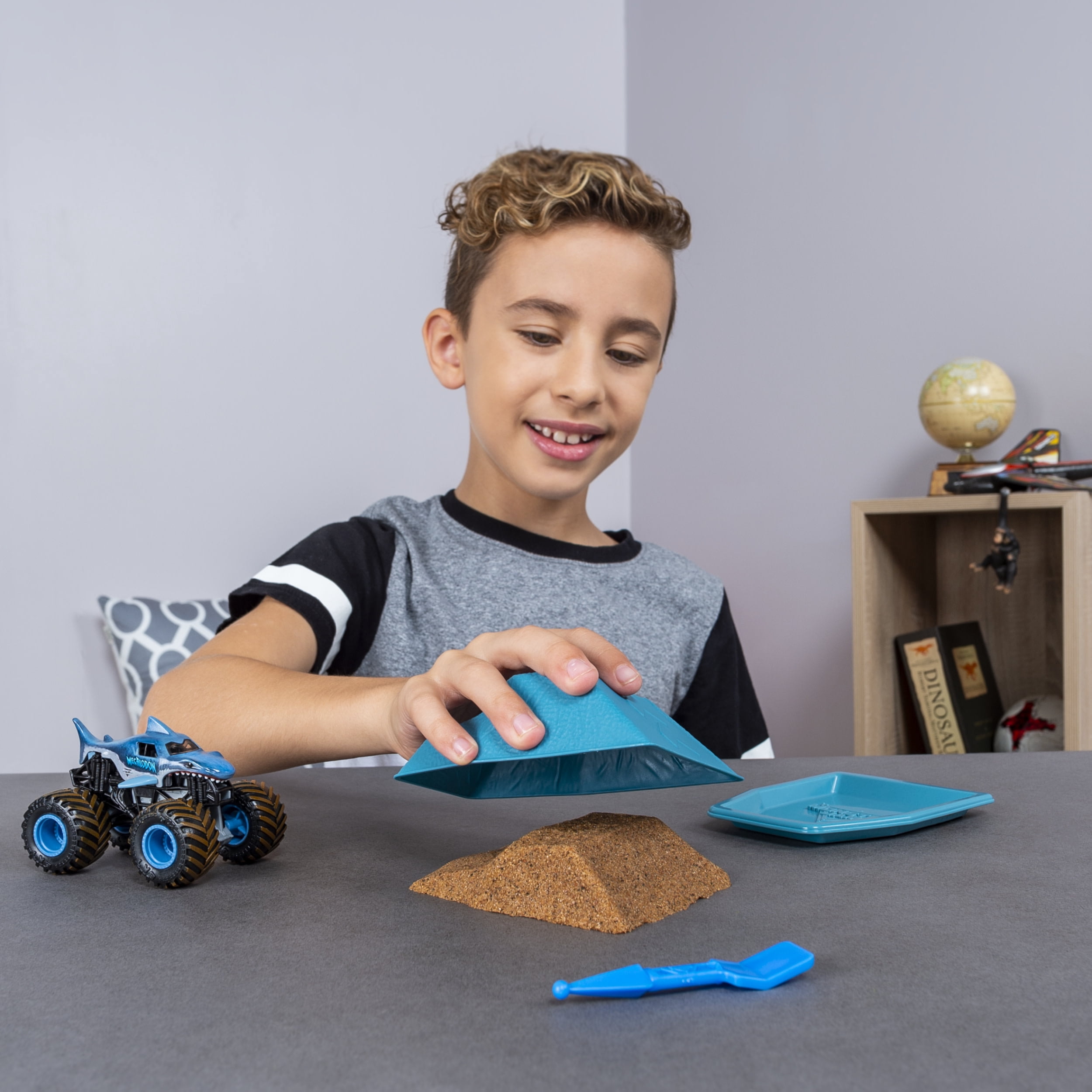 Monster Jam, Dirt Starter Set, Featuring 8oz of Monster Dirt and 1:64 Scale Die-Cast Monster Jam Truck (Styles May Vary)