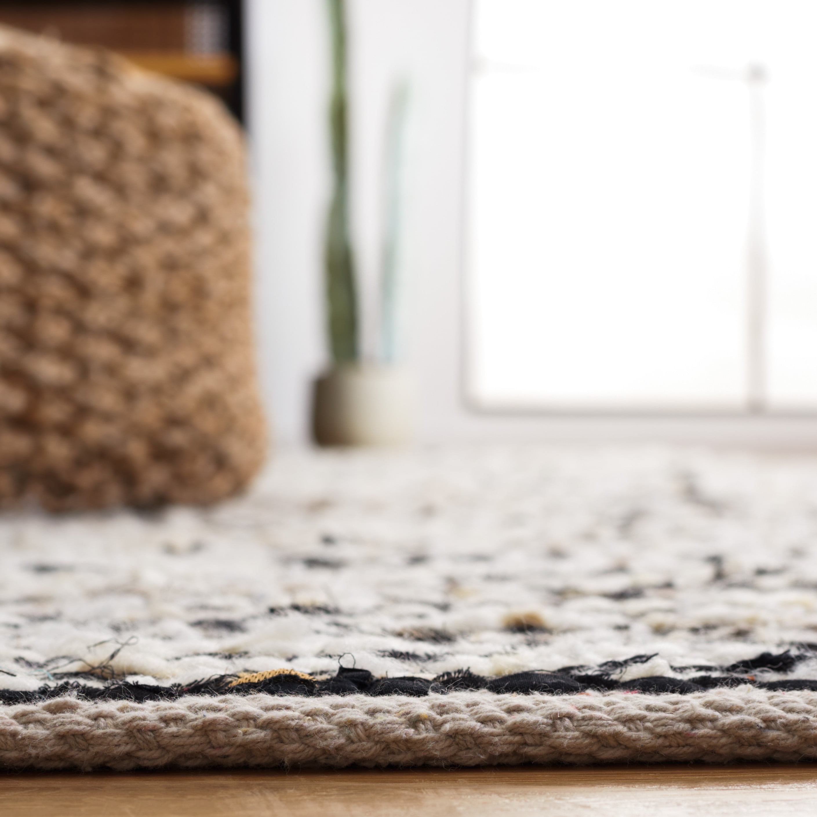 SAFAVIEH Natura Stephen Distressed Area Rug, Black/Ivory, 4' x 6'