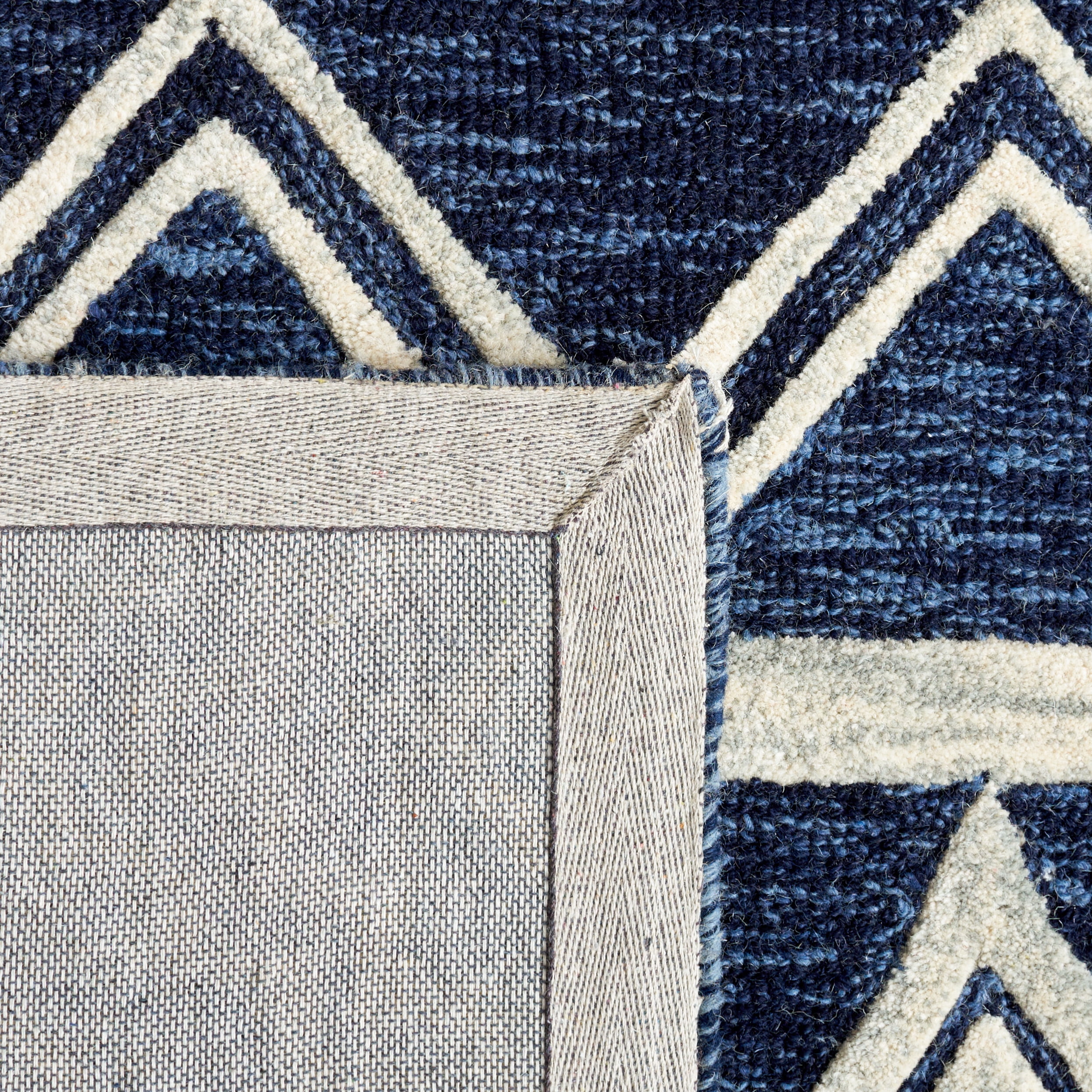 SAFAVIEH Abstract Torrey Geometric Wool Area Rug, Navy/Ivory, 6' x 6' Round