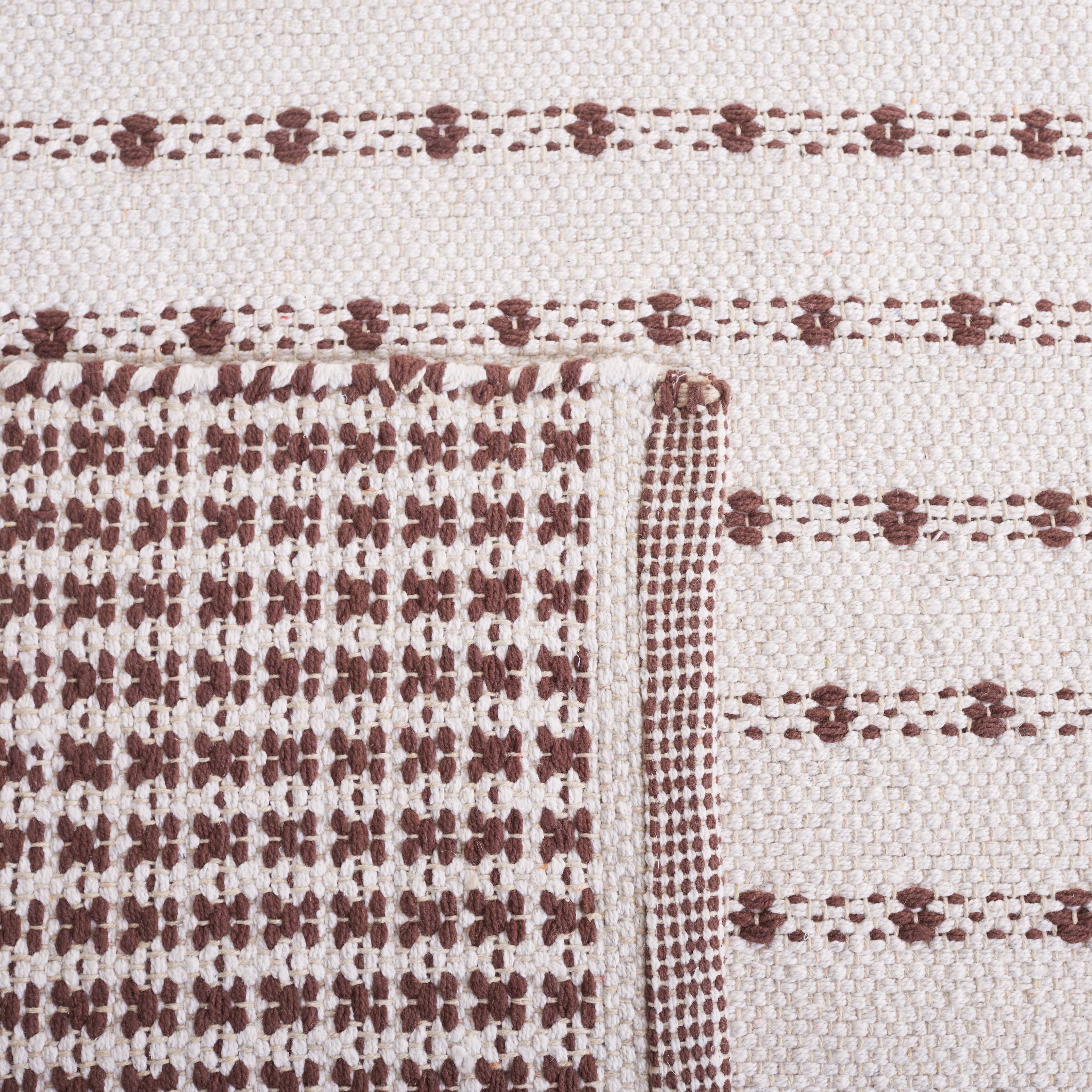 SAFAVIEH Montauk Nuala Abstract Dots Cotton Area Rug, Brown/Ivory, 6' x 6' Round