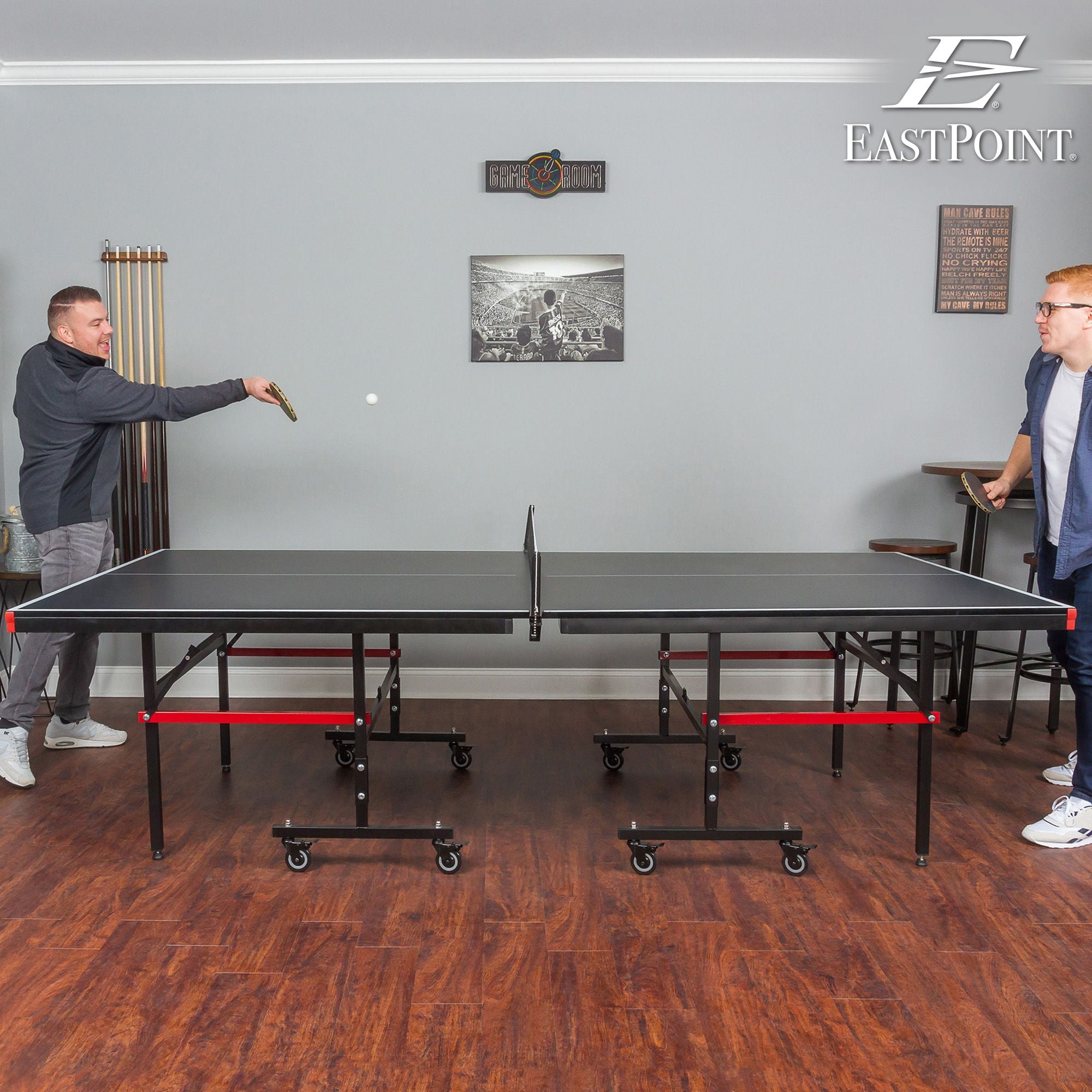 Racchetta Da Ping Pong Rosso Con Palline Bianche E Arancione Su Sfondo Verde 3170780