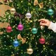 thumbnail image 1 of Set de colgantes para árbol de Navidad de colores alienígenas • 12 adornos de plástico inquebrantables • 3 cm de forma única • decoración festiva para árbol, corona y guirnalda, 1 of 5