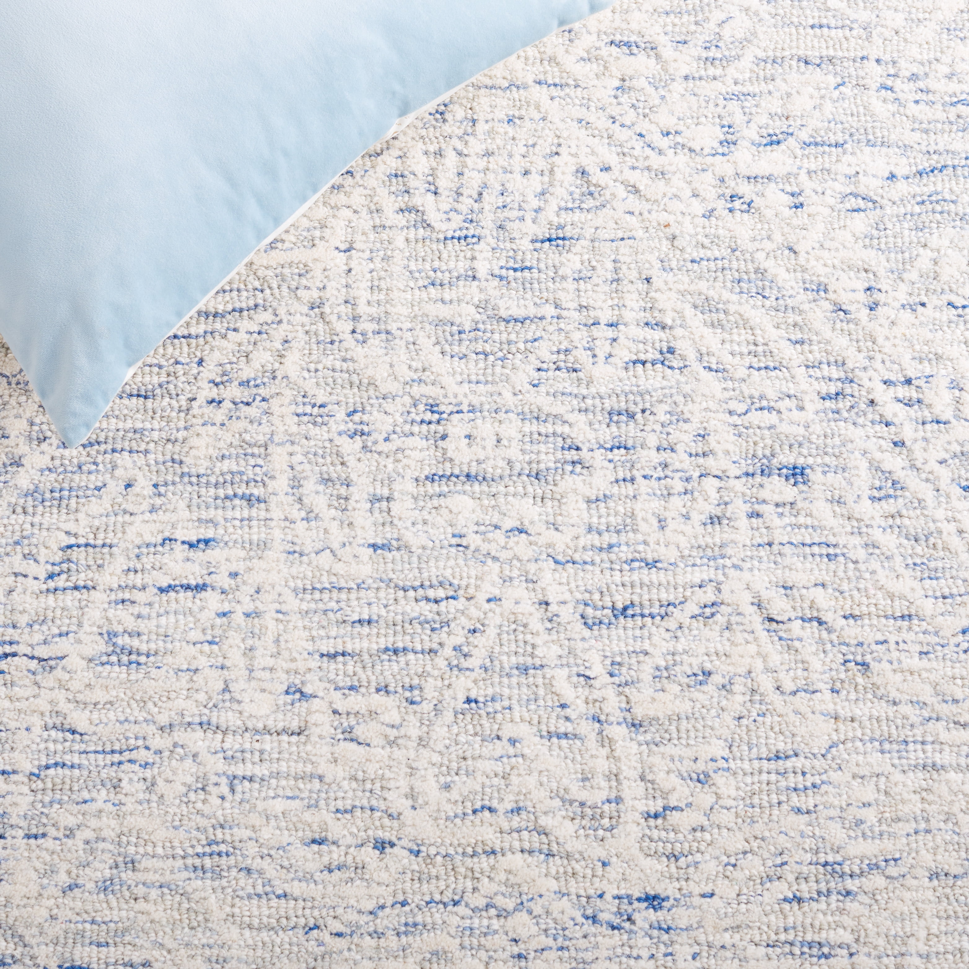 SAFAVIEH Metro Glanville Medallion Area Rug, Blue/Ivory, 6' x 6' Round