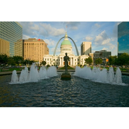 - Kiener Plaza - The Runner in water fountain in front of historic Old Court House and Gateway Arch in St Louis Missouri Poster Print by Panoramic Images (36 x 24)