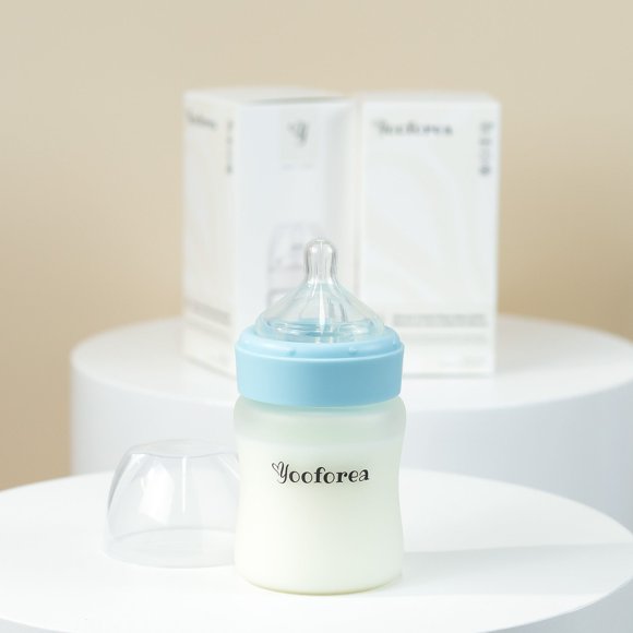 Yooforea Biberon pour Bébé en Verre Revêtu de Silicone, Tétine Débit Moyen 2 M+ I Anti-Coliques, Goulot Grand, Base Stable I Revêtement en Silicone de Qualité Médicale Protection contre les Bris, Sans BPA BPS PVC (150 Ml/5 Oz-Fog)