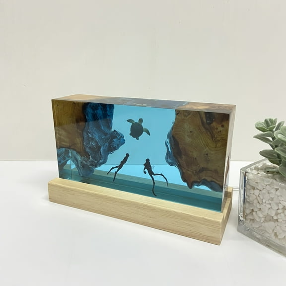 Room Decor 1pc Ocean-Inspired Resin Art, Handcrafted Turtle and Diving Couple Sculpture, Elegant Home Decor Gift, Unique Personalized Present