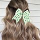 thumbnail image 5 of Diadema Grande con Lazo, Ideal para Animar. Incluye Pinzas para El Cabello y Accesorios para El Día de La Niña., 5 of 6