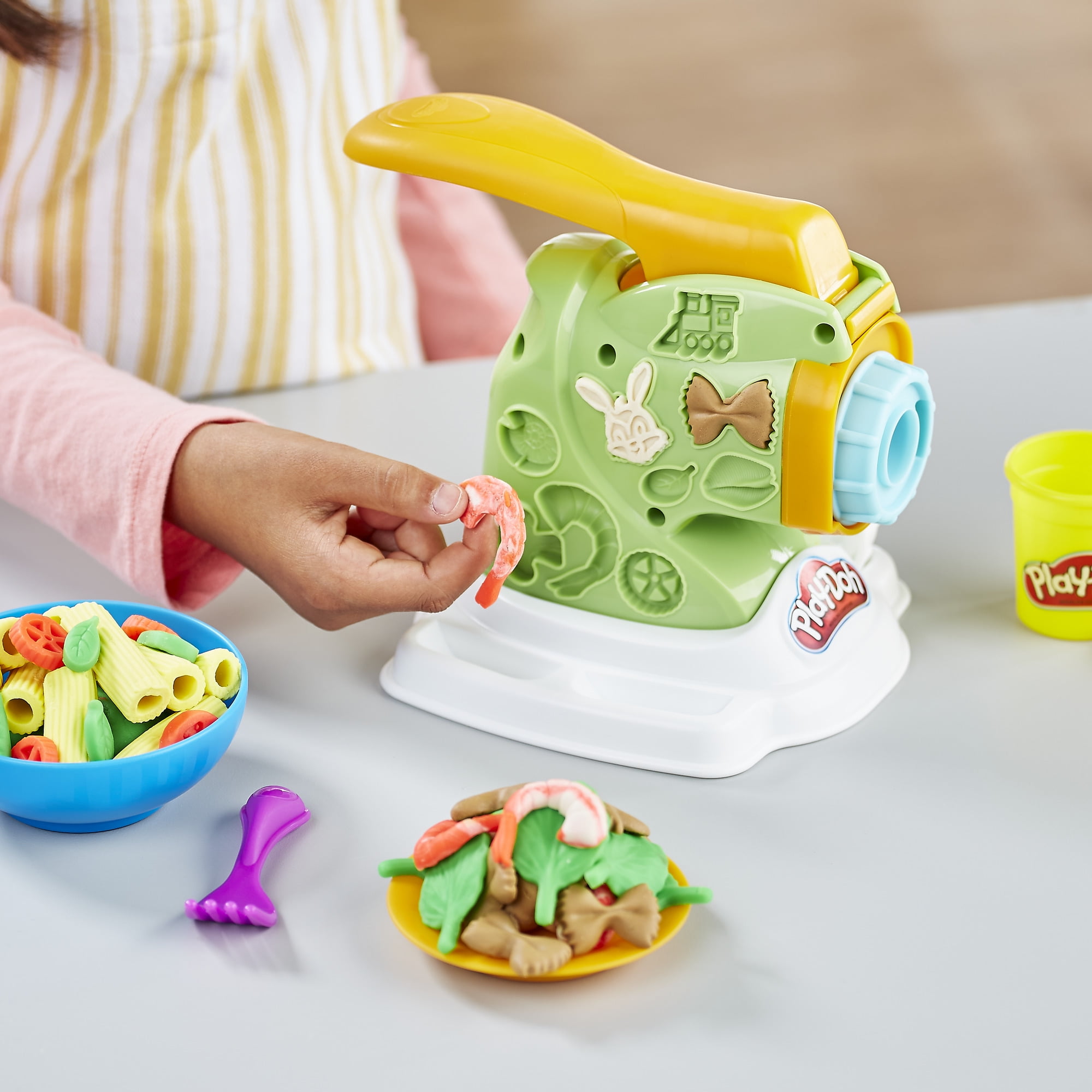 Play-Doh Ages 3+ Kitchen Creations Noodle Makin' Mania inc 5 Tubs of Dough 