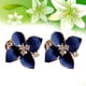 thumbnail image 5 of GOOHOCHY Un par de aretes Pendientes elegantes en forma de camelia Joyería de aleación con patrón floral de moda para mujeres y niñas (azul), 5 of 7