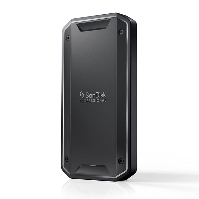 unidad de estado sólido sandisk professional 2tb pro-g40 resistente al agua y polvo, 3/4 vertical mostrando carcasa rectangular negra de aluminio con bordes biselados, tornillos visibles y logotipo SanDisk Professional centrado; compacto y portátil, compatible con Thunderbolt 3/USB-C y pensado para transferencias rápidas hasta 3000 MB/s de lectura.