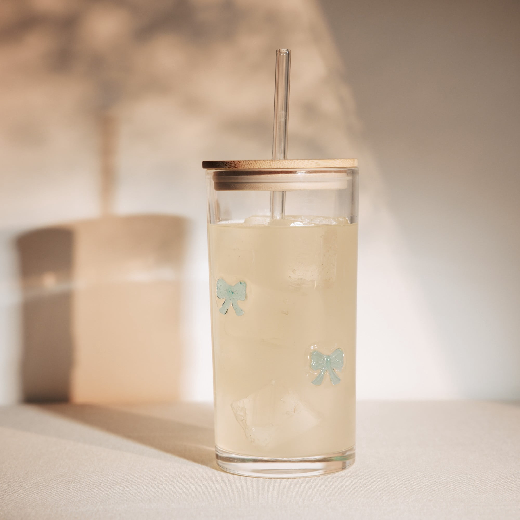 Thyme & Table 17 fl oz Blue Bow Charm Sipper with Glass Straw and Wood Lid