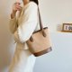 thumbnail image 4 of Gran capacidad, moda, elegancia, bolso de mano para mujer, nueva colección 2025, estilo coreano, versátil, bandolera, bolso de axila, bolso tipo cubo, bolso para mujer., 4 of 10