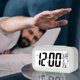 thumbnail image 3 of Despertador digital, despertador LED con temperatura, función de repetición, conversión de 12/24 h, calendario, para dormitorio, oficina, cocina (funciona con pilas), 3 of 3