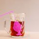 thumbnail image 4 of Colador de té de silicona con forma de pez - apto para uso alimentario, reutilizable - para té a granel, mango largo, filtro de orificios pequeños, para viajes/oficina, 4 of 7