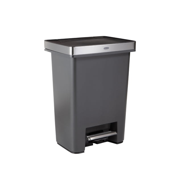rubbermaid premier - papelera de alta capacidad, 19 galones, basura o reciclaje de corriente simple o doble, carbón, borde de acero inoxidable, cerradura de tapa, tapa silenciosa, para el h Vista frontal 3/4 de la papelera Rubbermaid Premier gris antracita con cuerpo rectangular alto y tapa plana; borde superior de acero inoxidable color carbón y pedal de acero inoxidable en la base. Paredes lisas que ocultan la bolsa de forro con LinerLock, cierre de tapa de descenso lento y base con alojamiento para pedal. Diseñada para 19 galones y apta para sistema dual para separar basura y reciclaje; suele usarse en cocinas domésticas.