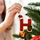 thumbnail image 4 of Colgante de Árbol de Navidad Acrílico 2D | Adorno con Iniciales de 26 Letras | Decoración Navideña de Doble Cara para Árbol, Puerta y Mochila | Regalo Familiar para Navidad, Cumpleaños y San Valentín, 4 of 5
