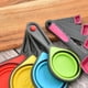 thumbnail image 4 of EeaseMX Juego de tazas medidoras telescópicas de silicona 4 en 1 y cucharas medidoras 4 en 1 con escala, juego de cucharas y tazas medidoras, herramienta de cocina (color aleatorio), 4 of 7