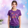 thumbnail image 3 of Playera La Mamá Más Bonita con Estilo Acuarela – Diseño Dulce y Femenino Color Morado Talla Extra Grande Marca Emil SaEs, 3 of 4