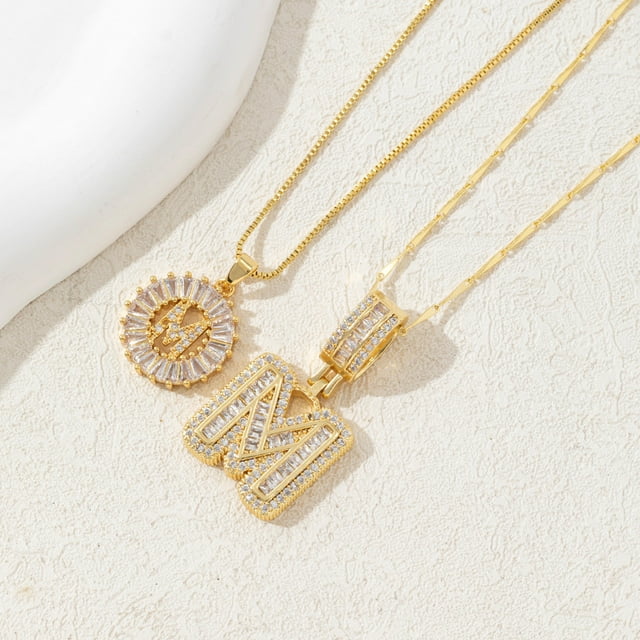 Paquete de 2 collares colgantes con letras iniciales.