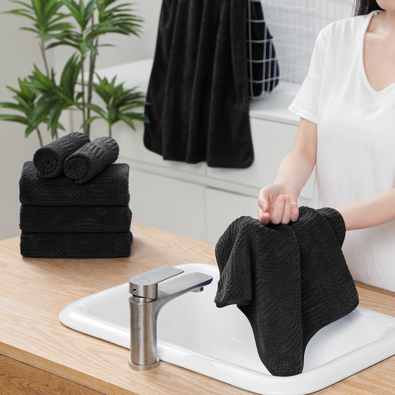 Beartech 8 Piece Microfiber Bath Towel Set,700GSM Quick Dry & Less Lint, 2 Oversized Bath Towels, 2 Towels & 4 Washcloths,Highly Absorbent,Ultra Soft Shower Towel For Bathroom Hotel-Black