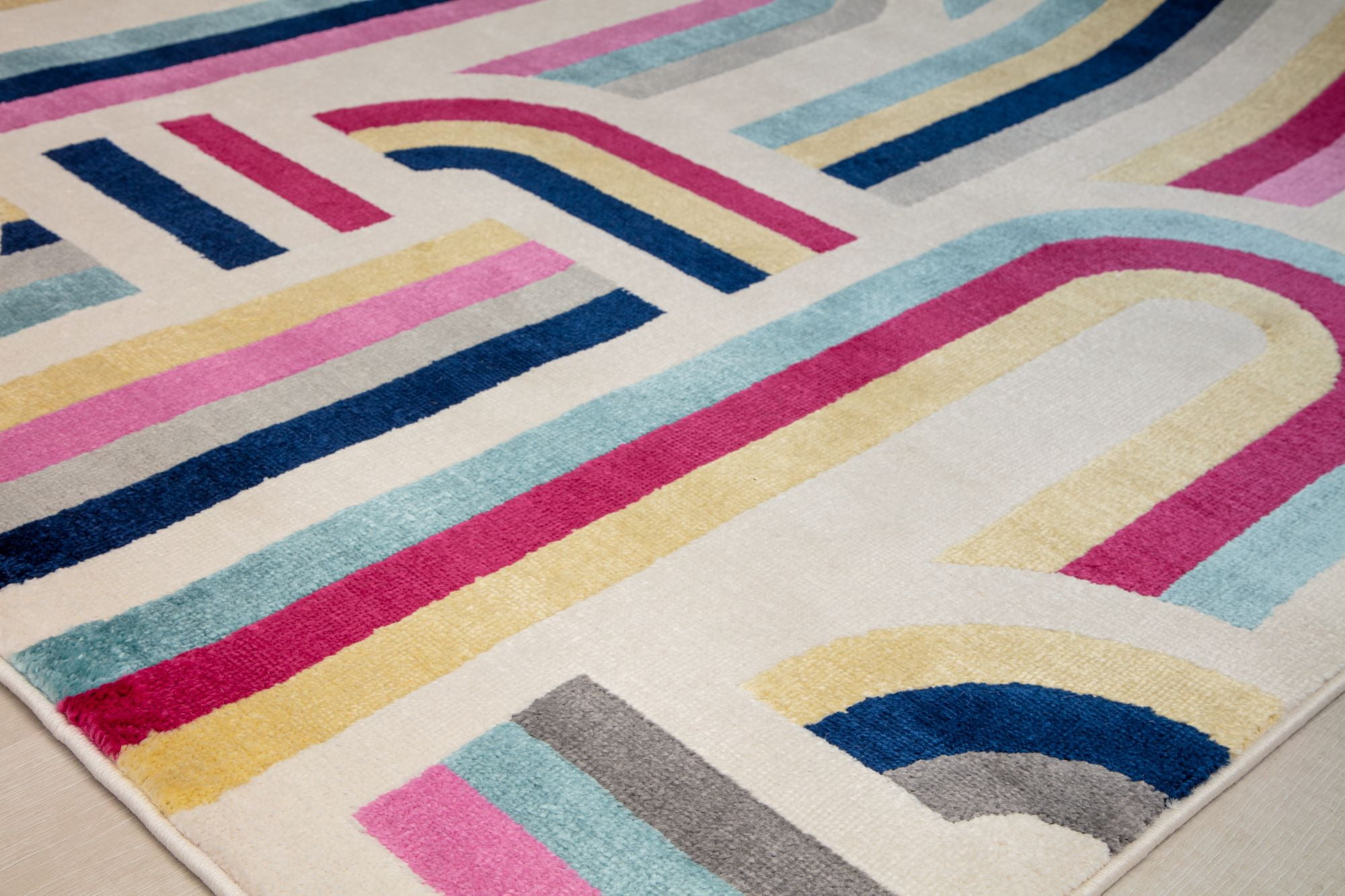 Elizabeth Sutton VE15A Sweet Spot Geometric Modern White Area Rug, 2'0" x 4'0"