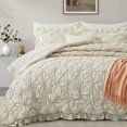 thumbnail image 1 of Juego de edredón BEDAZZLED, tamaño queen, beige, plisado, 3 piezas, 1 of 7