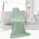 thumbnail image 3 of Toalla de Baño Grande de Terciopelo de 70 X 140 Cm, Gruesa, Suave y Absorbente, de Poliéster, para Hombre y Mujer | Diseño de Cuadros Azules y Blancos | Toalla de Playa, Toalla de Secado Rápido, para, 3 of 6